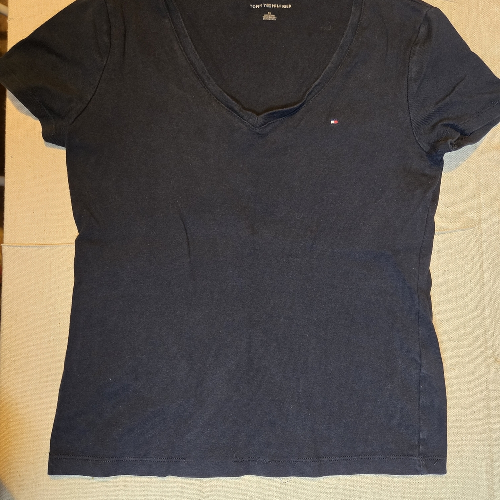 Tommy Hilfiger Women’s Medium Navy Blue V-Neck T-Shirt Flag Logo Tee